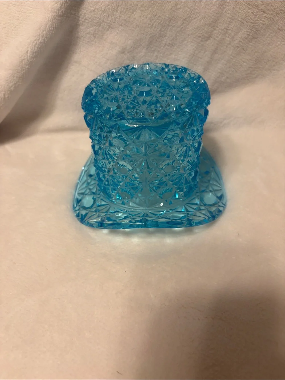 Fenton daisy and button top hat blue